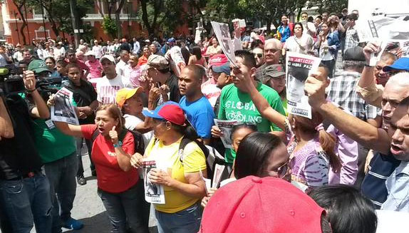 Y no podía faltar el show: Simpatizantes del Gobierno protestan contra Leopoldo #10S (Fotos)