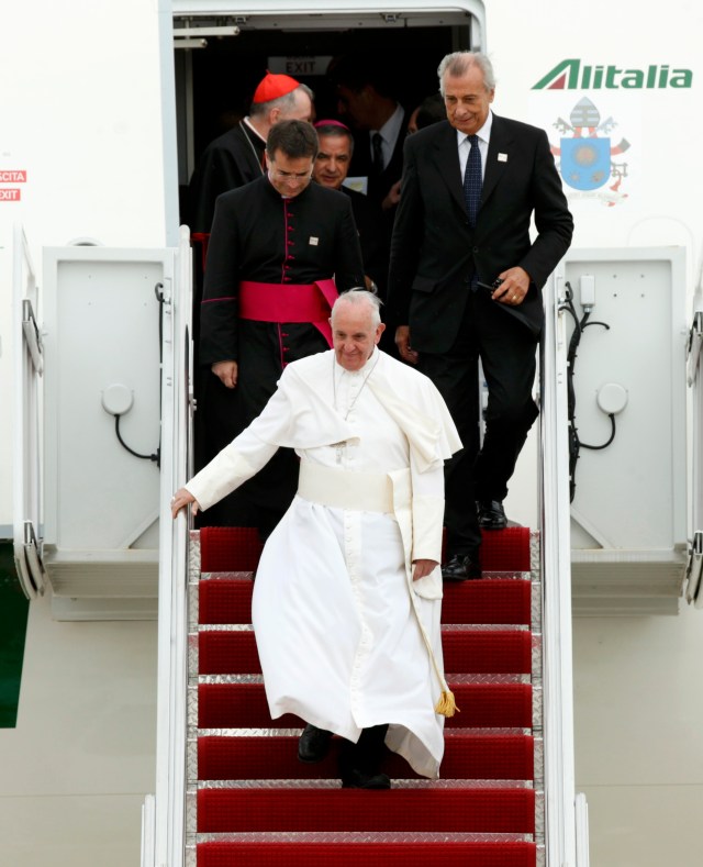Pope Francis descends the air stairs from his aircraft to be welcomed by U.S. President Barack Obama (not pictured) upon his arrival at Joint Base Andrews outside Washington September 22, 2015. REUTERS/Kevin Lamarque