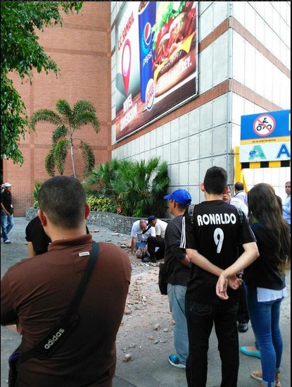 Un herido tras desplomarse parte de la fachada del Sambil en Caracas
