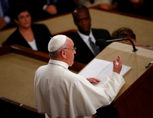 El Papa dice que es “triste” ver sacerdotes y obispos “apegados al dinero”