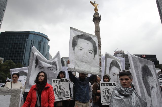 MEX06. CIUDAD DE MÉXICO (MÉXICO), 26/09/2015.- Miles de personas marchan con pancartas hoy, sábado 26 de septiembre de 2015, en calles de la Ciudad de México (México) para recordar el aniversario de la desaparición de 43 estudiantes de la Escuela Normal Rural de Ayotzinapa, que hace un año fueron secuestrados por policías corruptos del municipio mexicano de Iguala. La marcha que se está llevando a cabo en la capital mexicana, transcurre en calma y arrancó en torno a las 12:00 hora local (17.00 GMT) en las inmediaciones de la residencia presidencial de Los Pinos. EFE/Alex Cruz
