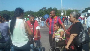 La inclusión en “revolución”… Venezolanos con “movilidad reducida” haciendo cola por comida
