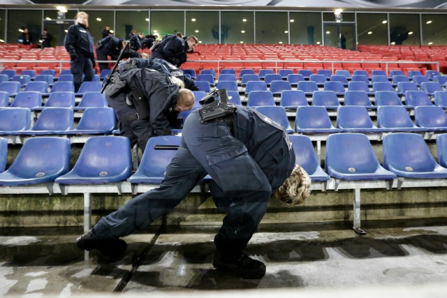 Evacuaron estadio antes del partido Alemania vs Holanda por objeto sospechoso (Fotos)