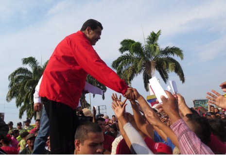 El desorden de los seguidores oficialistas para mendigarle “algo” a Maduro (Video)