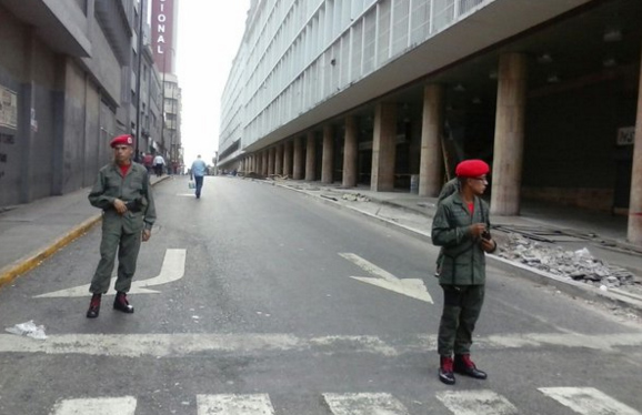 Trancada la avenida Bolívar por instalación de tarima