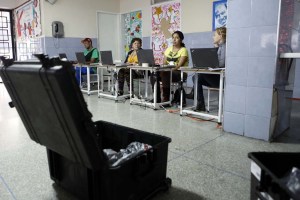Poca afluencia de votantes en centros electorales de Carabobo #10Dic