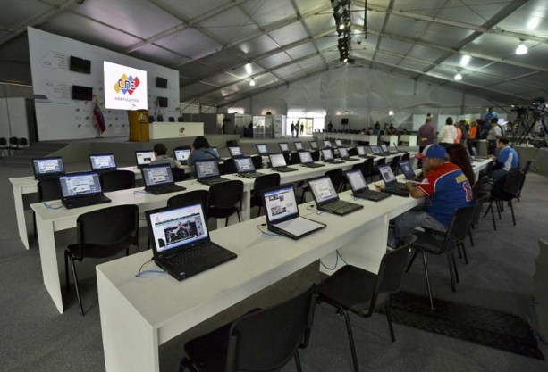 Journalists stand in the media room at the National Electoral Council (CNE) headquarters in Caracas,  on December 5, 2015. For the first time in 16 years of "Bolivarian revolution" under late president Hugo Chavez and his successor Nicolas Maduro, polls show their rivals could now win a majority in the National Assembly.  AFP PHOTO / LUIS ROBAYO / AFP / LUIS ROBAYO