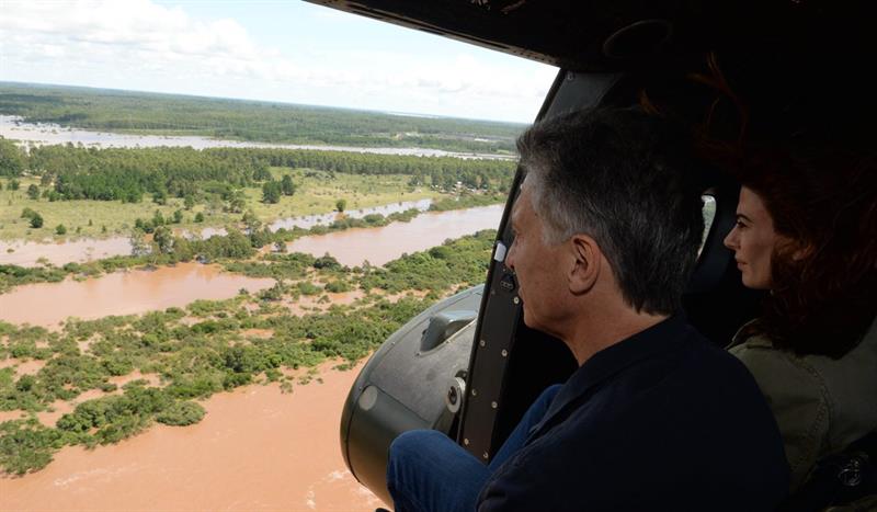 Macri promete ayuda a 20.000 evacuados y reconstruirá zonas anegadas en Argentina