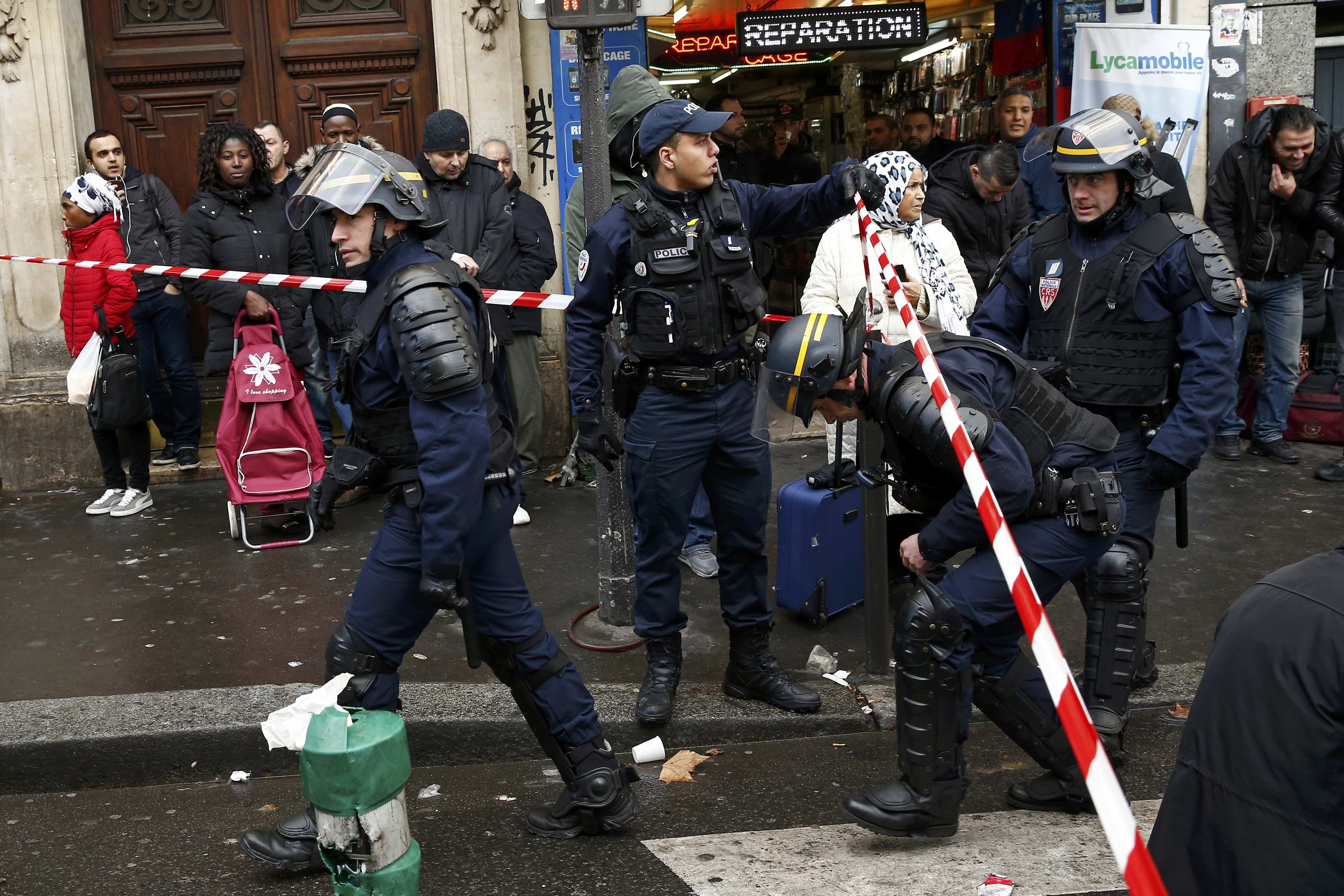 Hombre que atacó comisaría en París vivió en un centro para refugiados en Alemania