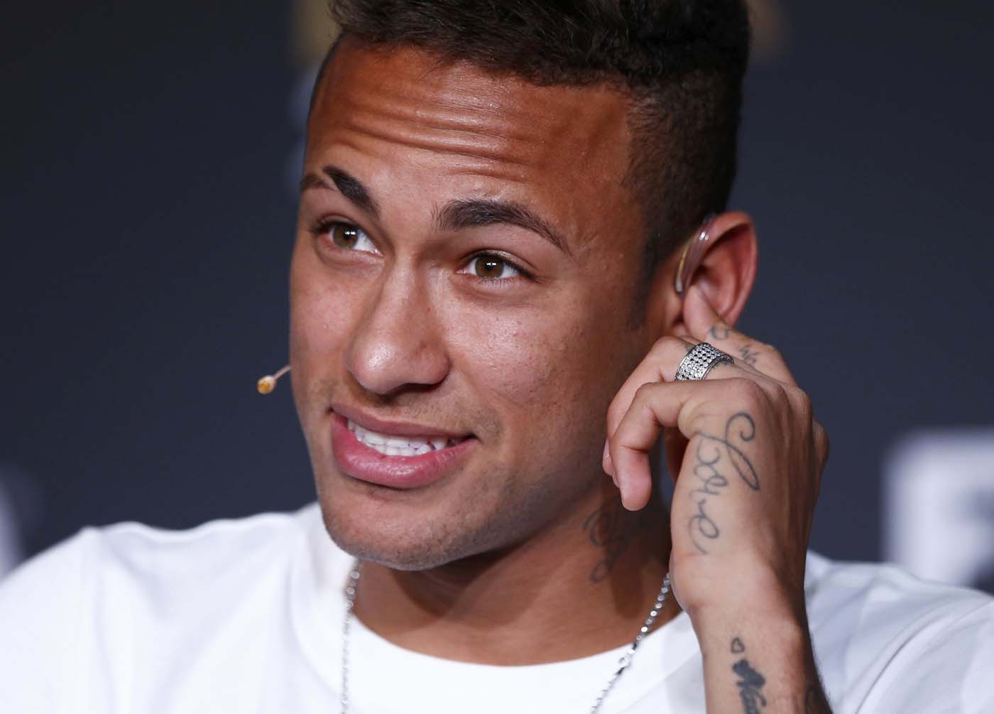 Asesores de Neymar reafirman que sus contratos respetan la ley
