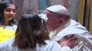 El tropiezo del Papa en la Basílica de la Guadalupe (video)