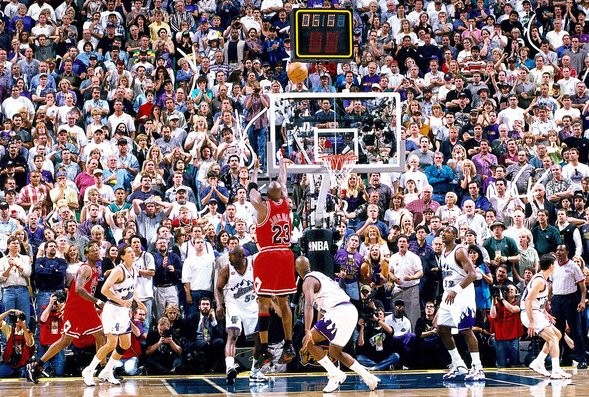 Michael Jordan cumple 53 años y lo celebramos con sus diez legendarias jugadas (Video)