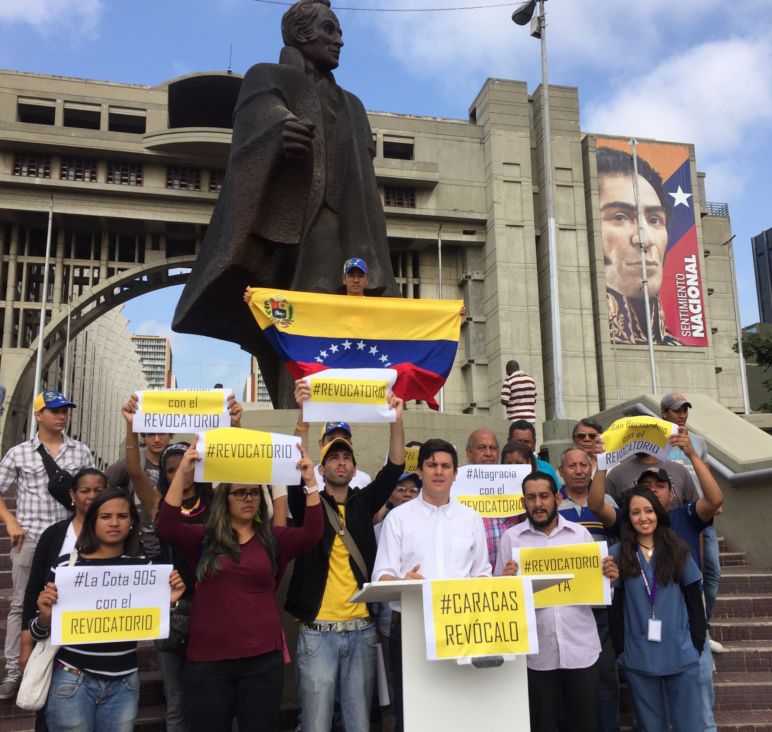 “La meta en Caracas es recoger 350 mil firmas para revocar a Maduro”