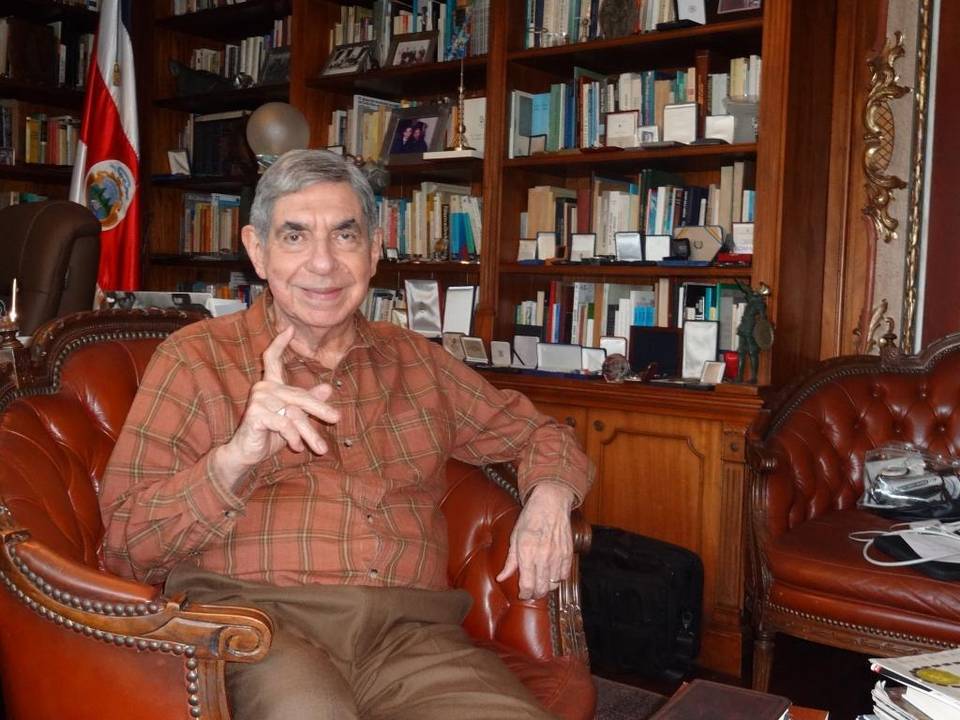 Oscar Arias pide a Obama que discuta crisis de Venezuela con Castro