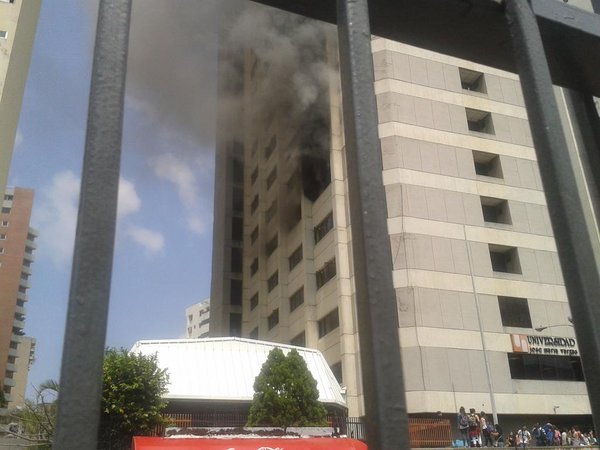 Reportan incendio en la Universidad José María Vargas