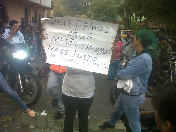 Reportan protesta en El Hatillo por falta de agua y transporte