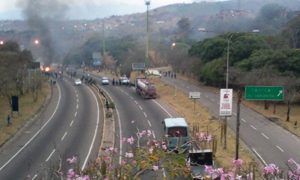Trabajadores del Mercado Mayorista trancaron autopista Táriba- San Cristóbal (Fotos)