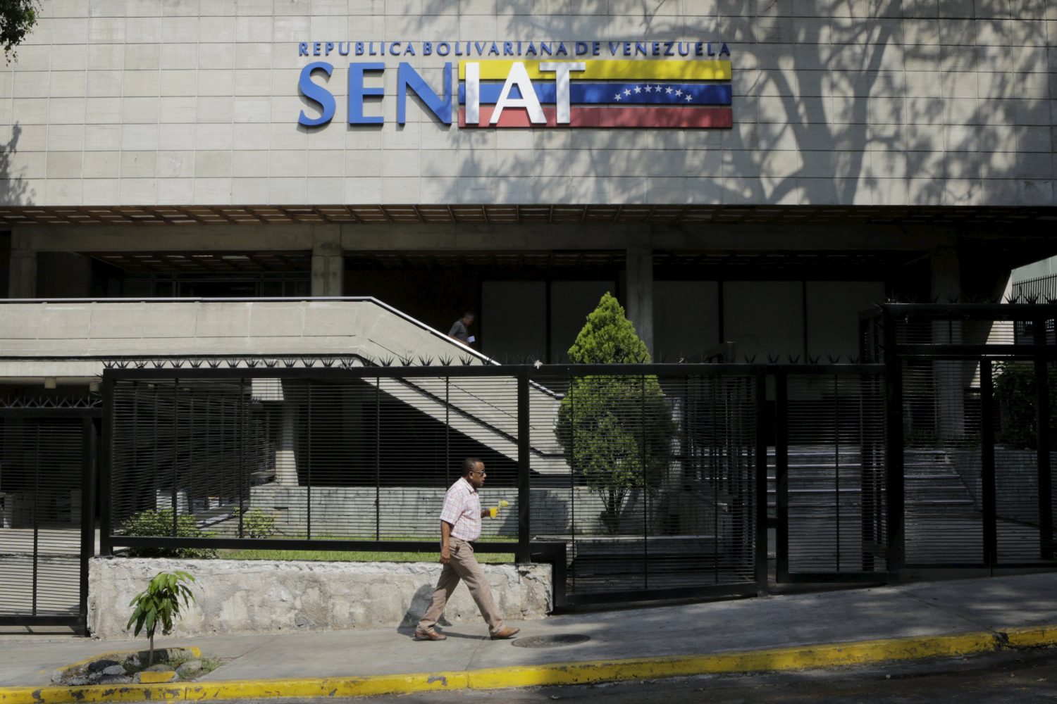 Seniat despidió a 22 trabajadores más por firmar contra Maduro