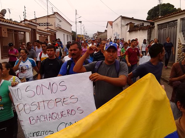 Se calientan las calles de #Barinitas por escasez de alimentos  (fotos + video)