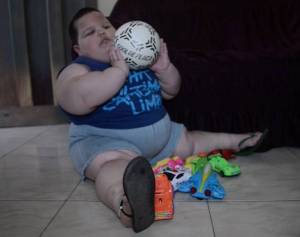 Tiene cinco años y sufre una extraña enfermedad que le hace pesar más de 80 kilos