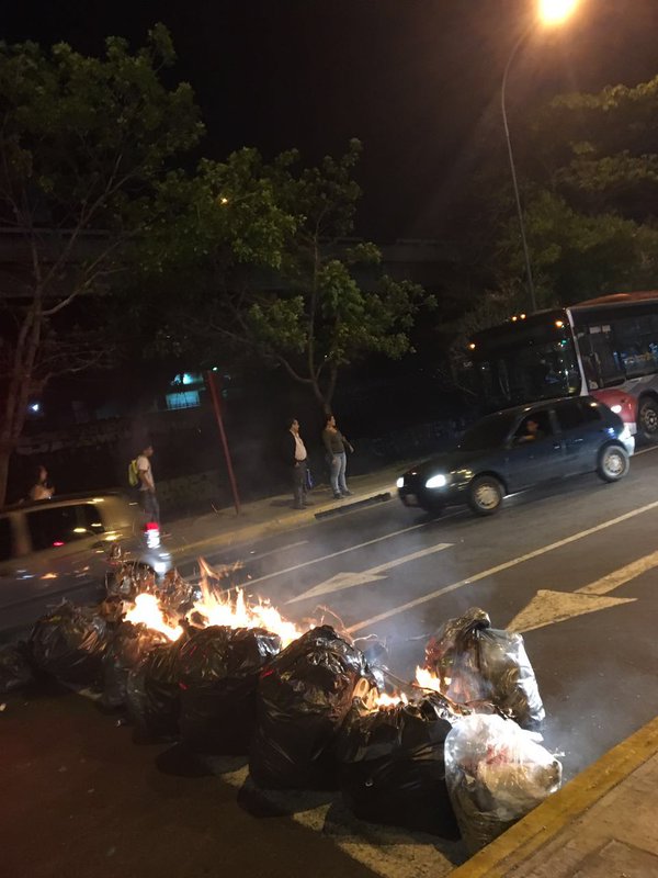 Queman basura en Colinas de Bello Monte en contra de apagones y escasez (FOTOS)