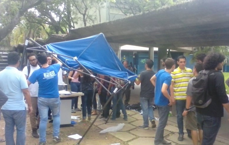 Encapuchados roban planillas en punto de recolección de firmas en la UCV (FOTOS)