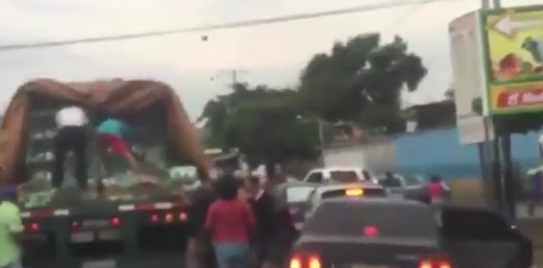 Saquearon camión con carga de arroz en Cojedes (Video)