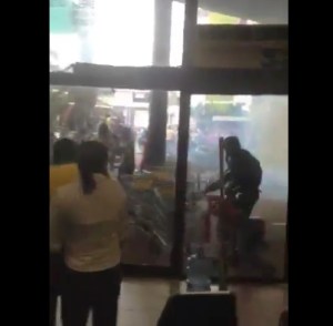 Lanzaron bomba lacrimógena en supermercado de Barinas (Video)