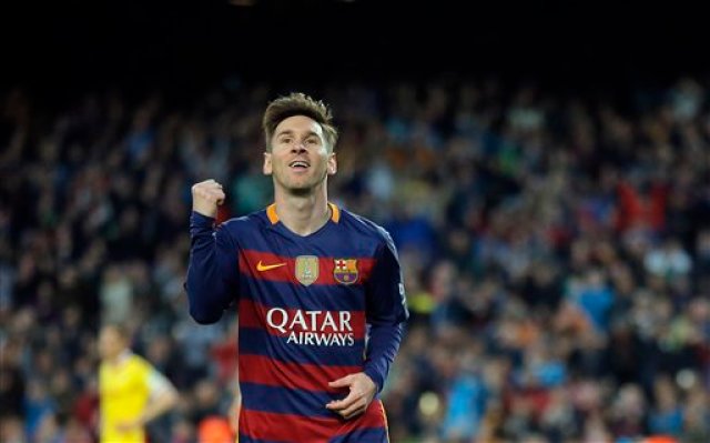 El jugador del Barcelona, Lionel Messi, festeja tras anotar un gol contra Sporting de Gijón en la liga española el sábado, 23 de abril de 2016, en Barcelona. (AP Photo/Manu Fernandez)