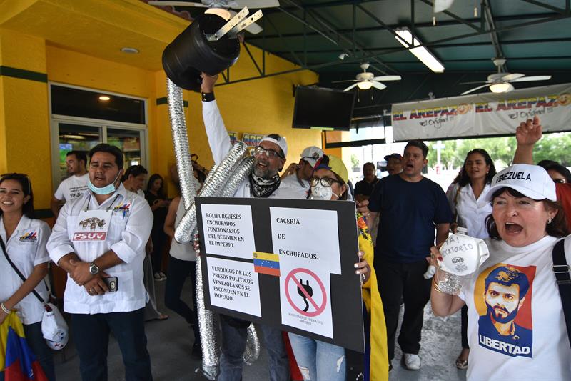 Decenas de venezolanos se manifiestan contra chavistas afincados en Miami