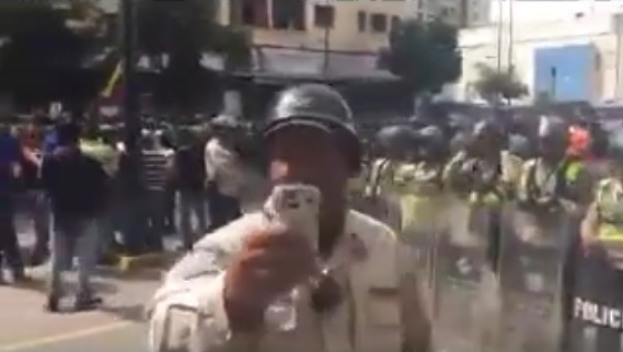 ¡Abusador! PNB llama “guarimbero” y fotografía a persona que narraba la marcha el CNE (video)