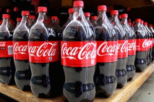 Condenan a hombre que alimentaba a sus hijos solo con Coca-Cola