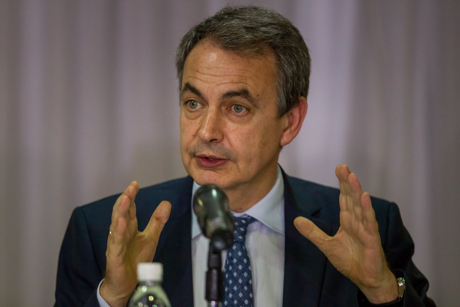Zapatero aboga por medidas económicas que ofrezcan estabilidad en Venezuela