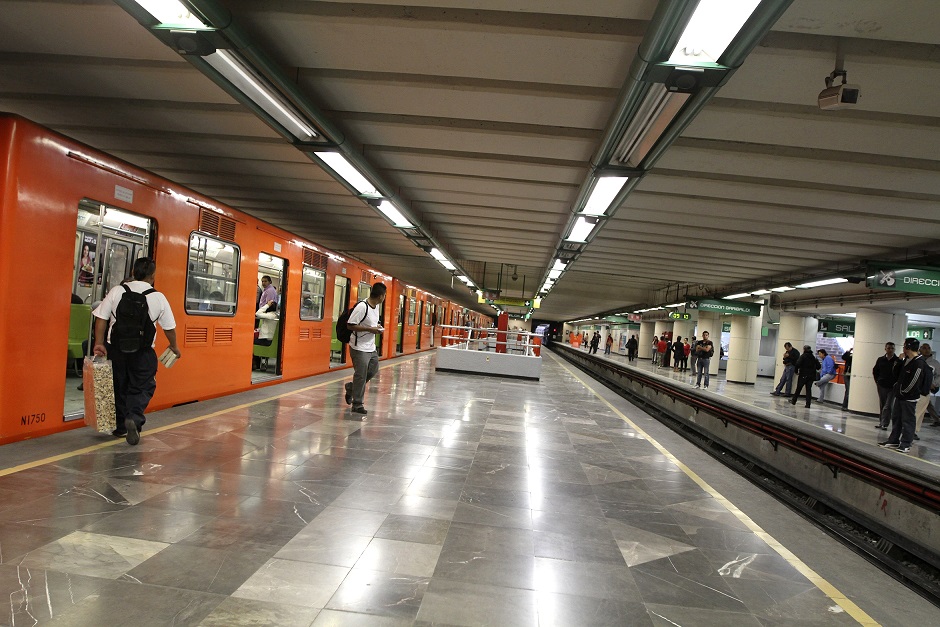 Detienen a un hombre por eyacular en la pierna de una mujer en el Metro de México