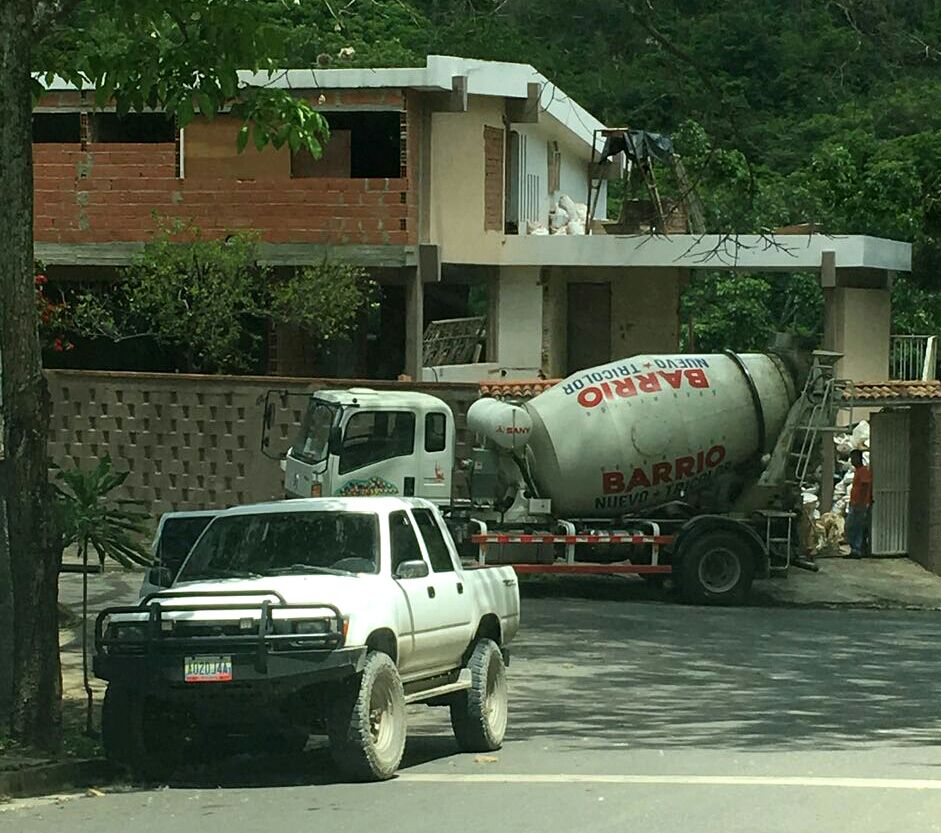 ¡Barrio Tricolor llegó a El Cafetal!… Mentira, solo un enchufado con una MEZCLADORA de cemento en su mansión (FOTO)