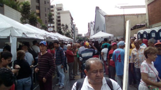 Gran afluencia de personas en el CNE de Plaza Venezuela para validar su firmas