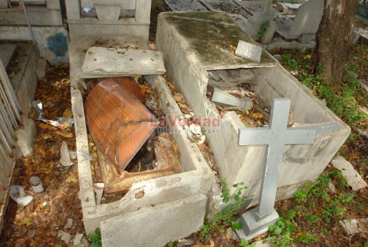 Profanaron más de seis tumbas en el cementerio de La Guaira