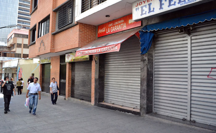 Consecomercio: Al menos 300 comercios cierran a diario en Venezuela