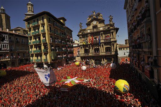 Pamplona estalla en júbilo en el inicio de San Fermín