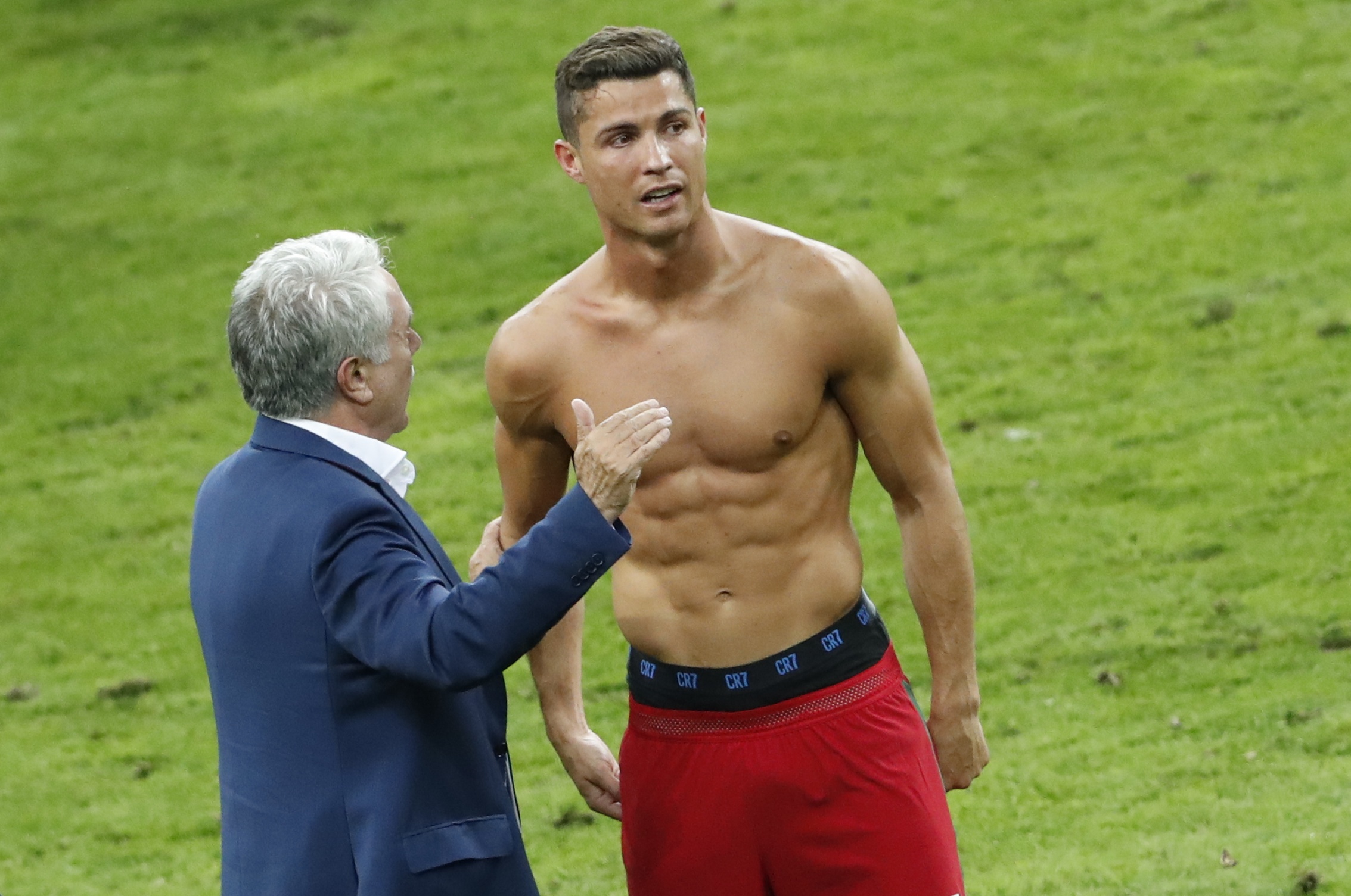 Sin camisa y fuertesote: Así de sexy se vio CR7 tras el primer triunfo de Portugal en la Eurocopa