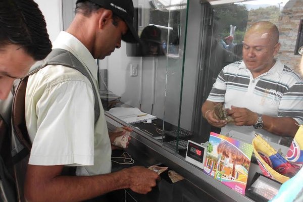 Miles de venezolanos hacían fila para cambiar paquetes de bolívares por tres billetes de pesos
