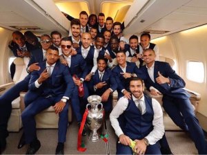 Miles reciben a los campeones de la Eurocopa en Portugal