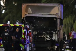 EN VIDEO: Momento exacto del atropello de una multitud por un camión en Niza