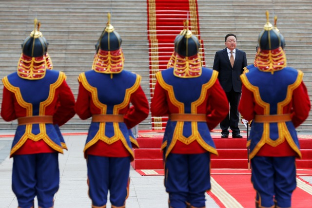 Presidente de Mongolia Elbegdorj Tsakhiagiin espera a que el primer ministro de Japón, Shinzo Abe (no visto) para llegar a la plaza Genghis en el centro de Ulaanbaatar, Mongolia, 14 de julio de 2016. REUTERS / Damir Sagolj
