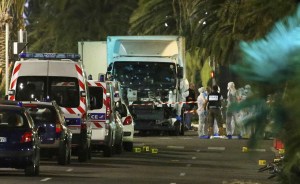 Ataque terrorista en Francia: Atropellan multitud que celebraba #14Jul en Niza, al menos 80 muertos (Videos)
