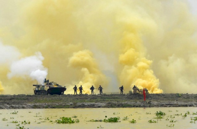 Los miembros del ejército indio, Huelga 1 participan en un ejercicio de simulacro, 'Megh Prahar' en las orillas del río Yamuna en Mathura, el 14 de julio de 2016. Ejercicio 'Megh Prahar' demostró las capacidades de huelga basada en Mathura 1 a efecto cruces de un obstáculo río y pusieron a prueba la eficacia del tanque ultra moderno T-90 y BMP-2 en cruzar un río. STR / AFP