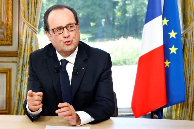El presidente francés, François Hollande, durante una entrevista televisada con motivo del Día de la Bastilla en el palacio del Elíseo en París, Francia, el 14 de julio de 2016. Foto: EFE