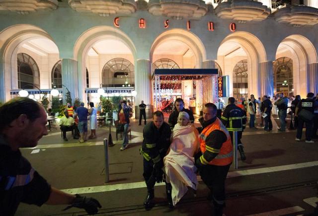  Heridos son evacuados del lugar en donde un camión chocó contra la multitud durante las celebraciones del Día de la Bastilla en Niza, Francia. Foto: EFE