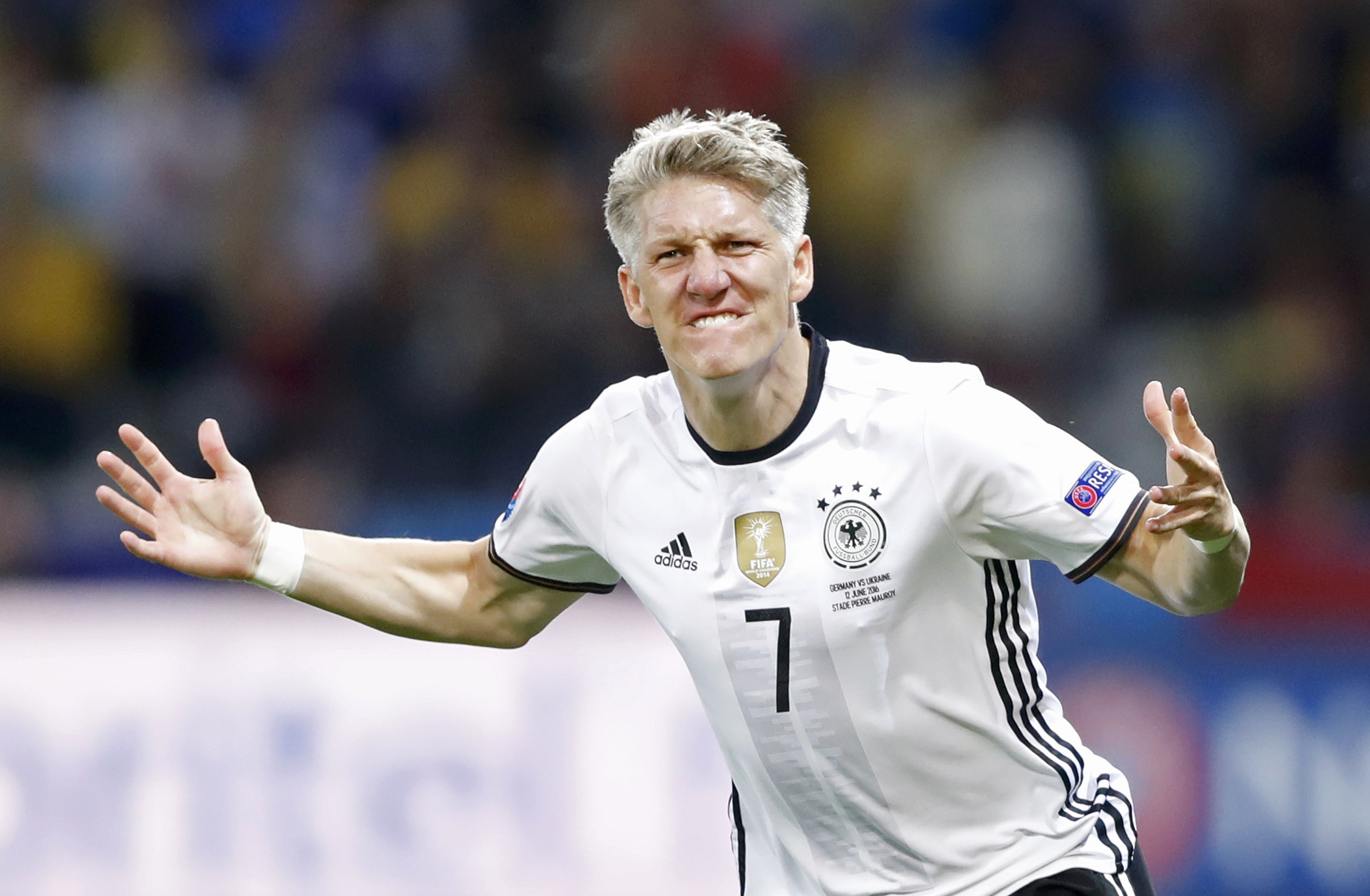 El futbolista alemán Bastian Schweinsteiger anunció su retirada de la selección