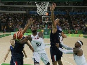 EEUU vence a Francia 100-97 en baloncesto masculino y confirma camino al oro no será fácil